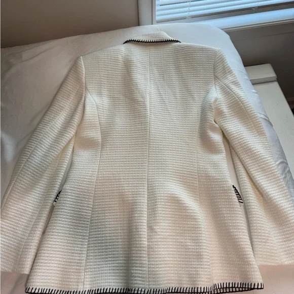 Zara Chic White Blazer with Black Trim - Picture 2 of 4
